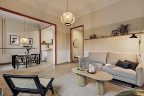 TV - Kusku - 3 bedrooms and balcony in Eixample Dreta (Barcelona)