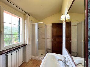 House | Bathroom - Apartment in Umbria Near Vineyards (Giano dell'Umbria)