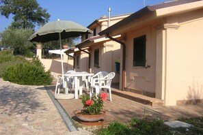 House | Outdoor dining - Apartment in Umbria Near Vineyards (Giano dell'Umbria)