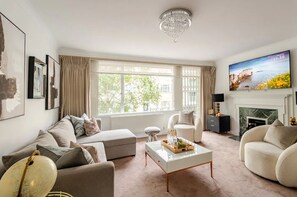 Smart TV - Extravagant 6 Bedroom Mansion by Mayfair London (London)