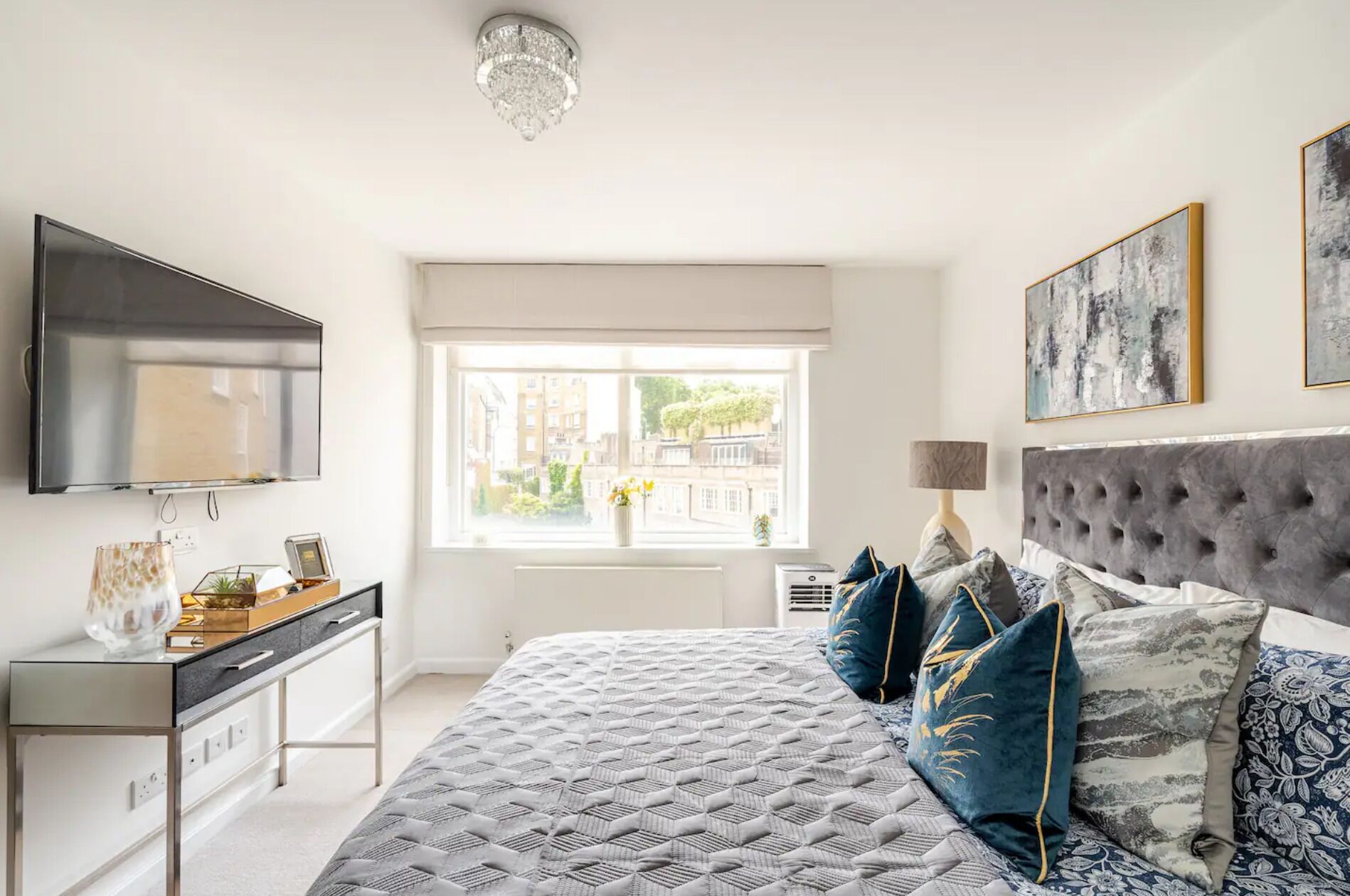 6 bedrooms, desk, iron/ironing board, travel cot