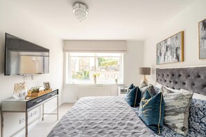 6 bedrooms, desk, iron/ironing board, travel cot - Extravagant 6 Bedroom Mansion by Mayfair London (London)