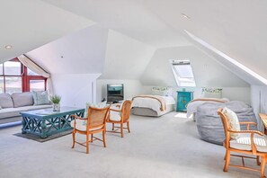 6 bedrooms, in-room safe, desk, iron/ironing board