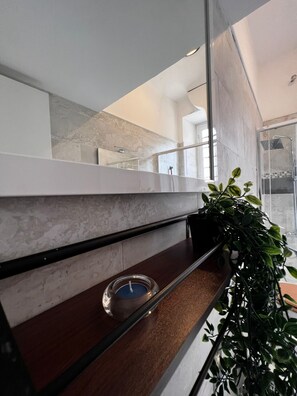 Dusche, Haartrockner, Bidet, Handtücher