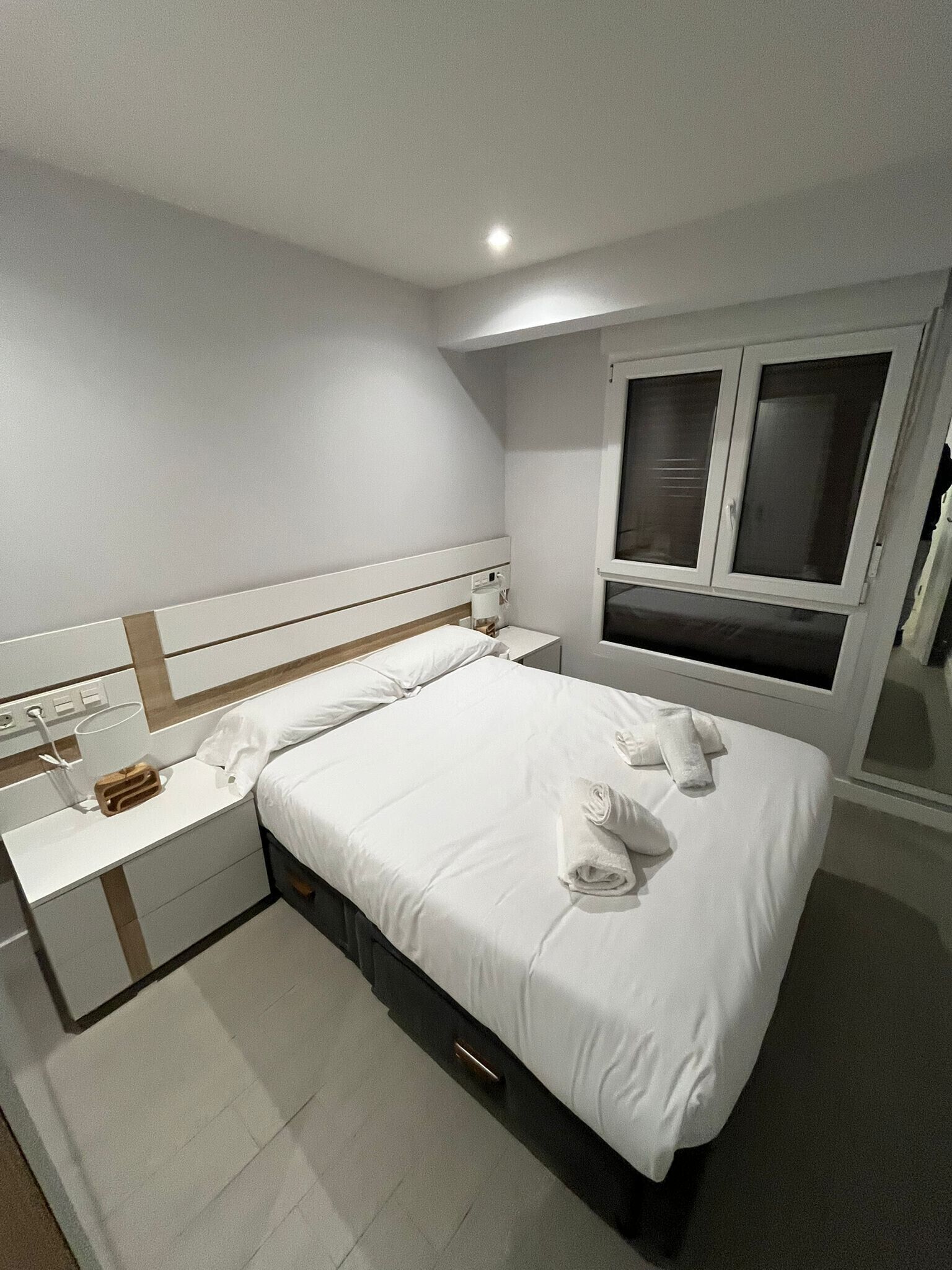 1 habitación, tabla de planchar con plancha y ropa de cama 