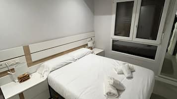 1 habitación, tabla de planchar con plancha y ropa de cama