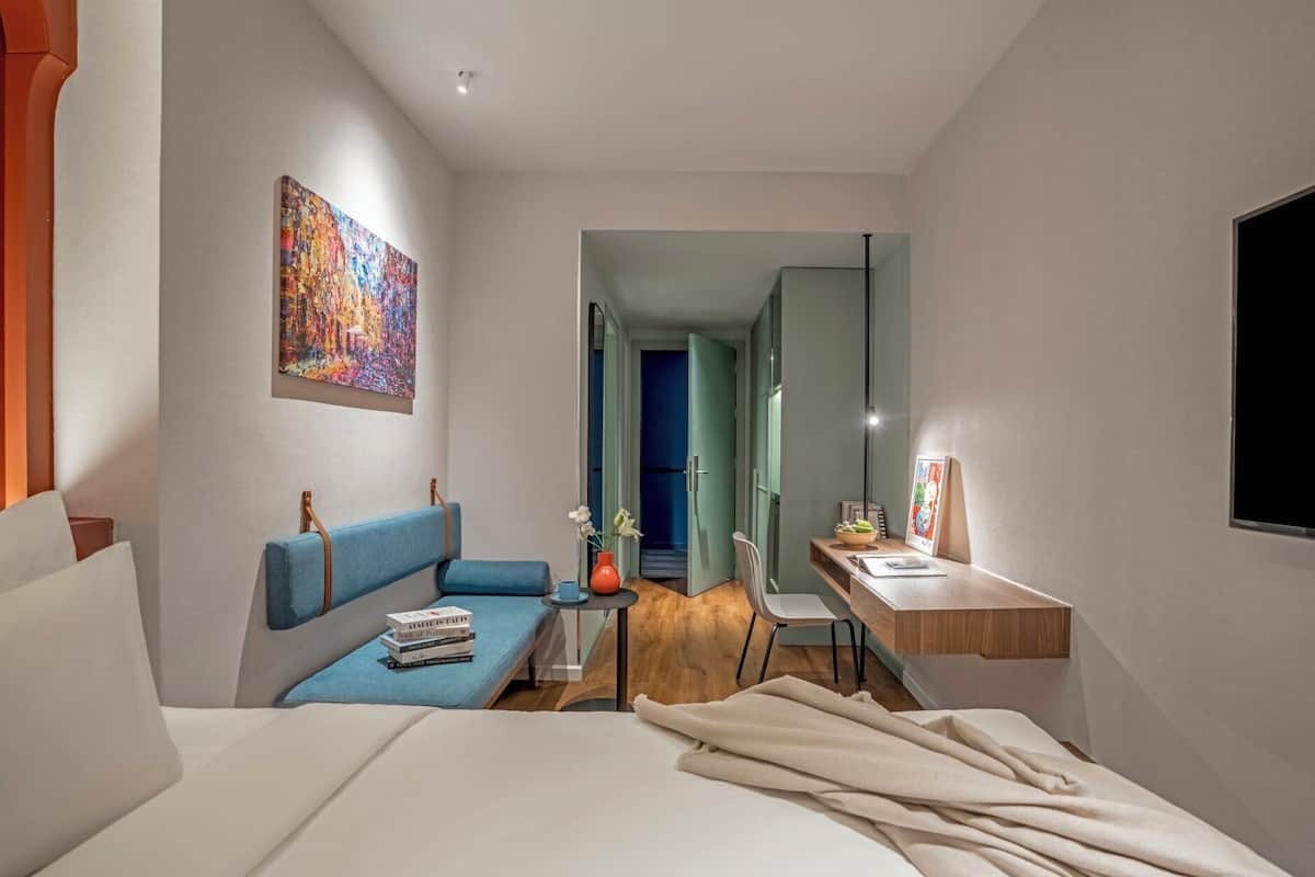 Superior Cozy Room | 1 bedroom, minibar, in-room safe, laptop workspace