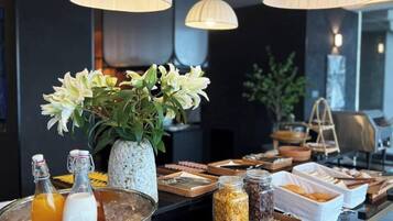 Desayuno continental diario (VND 160000 por persona)