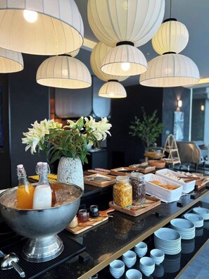 Daily continental breakfast (VND 160000 per person)