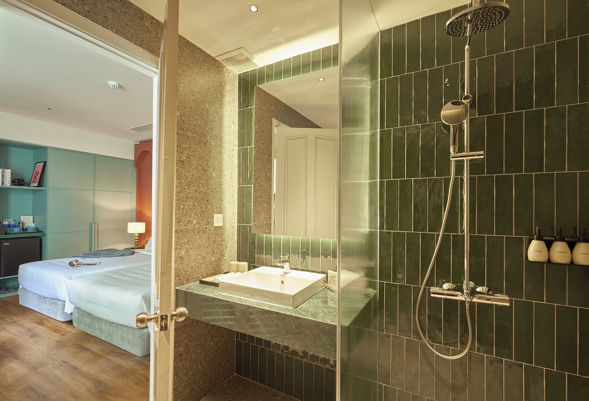 Une salle de bain moderne avec une douche à parois de verre, un lavabo et un miroir.