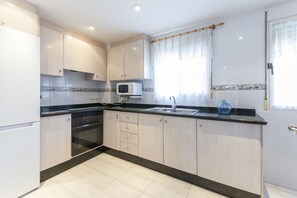 冷蔵庫、電子レンジ、オーブン、コンロ