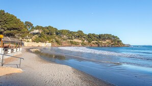 A beach with a sandy shore, a few buildings, and a clear sky. - Maison Fabrégas by Interhome (La Seyne Sur Mer, Les Sablettes)