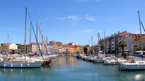 A marina with multiple boats docked, surrounded by buildings with balconies and red-tiled roofs. - Maison Fabrégas by Interhome (La Seyne Sur Mer, Les Sablettes)