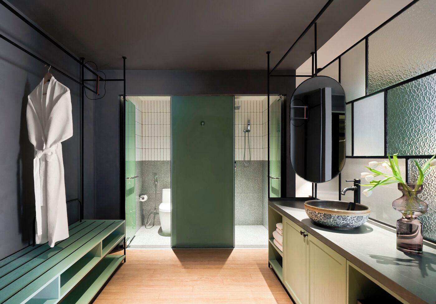 Shower, rainfall showerhead, free toiletries, hair dryer