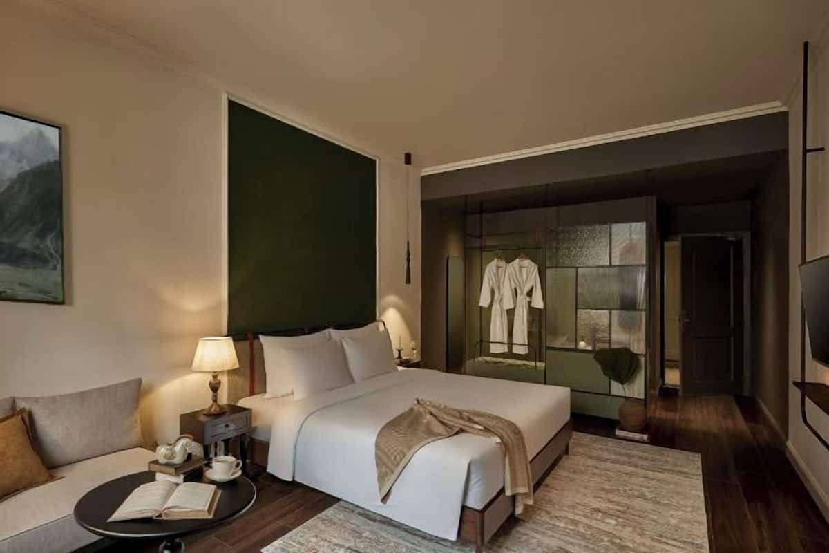 1 bedroom, premium bedding, down comforters, soundproofing