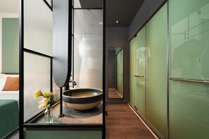 Deluxe Double Room | Bathroom | Shower, rainfall showerhead, free toiletries, hair dryer