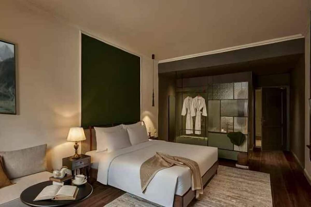 1 bedroom, premium bedding, down comforters, soundproofing