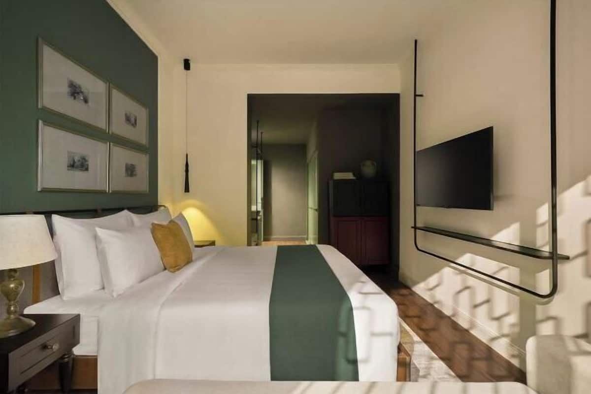 1 bedroom, premium bedding, down comforters, soundproofing