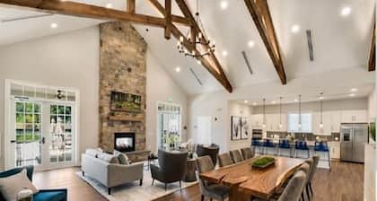 3-Level Luxury Modern Townhome Minutes From BWI + Casino