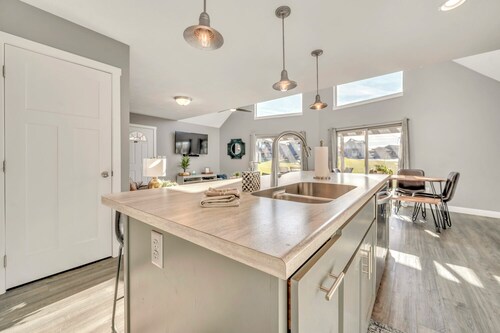 Charming 3-bedroom cabin a heated garage/game room