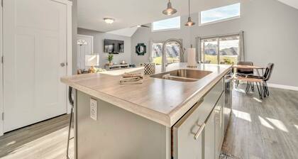 Charming 3-bedroom cabin a heated garage/game room