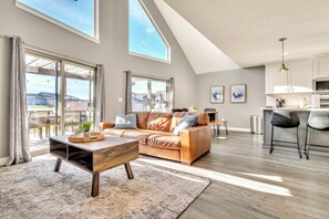 TV, table football, stereo - Charming 3-bedroom cabin a heated garage/game room (Arnolds Park)