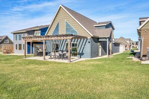 Exterior - Charming 3-bedroom cabin a heated garage/game room (Arnolds Park)