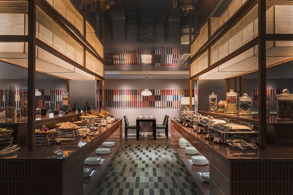 Daily buffet breakfast (VND 270000 per person)