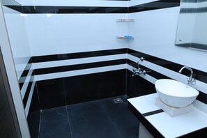 تجهيزات دش، مراحيض شطف، مناشف، صابون
