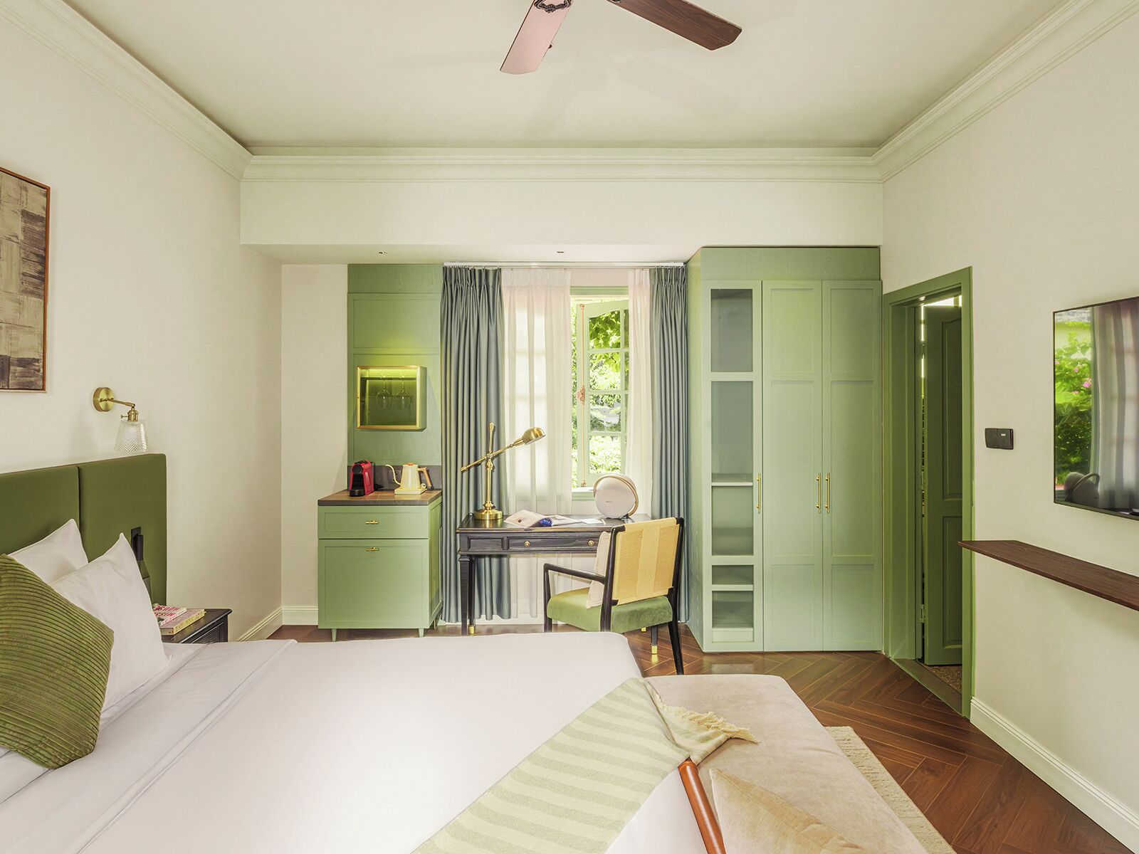 Premier kamer | Een kluis op de kamer, verduisterende gordijnen