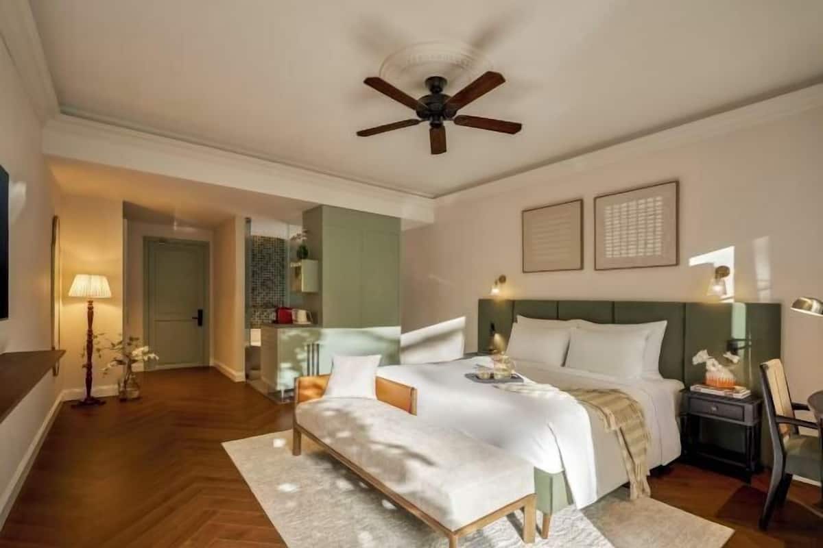 1 kamar tidur, brankas, tirai kedap cahaya, dan setrika/meja setrika