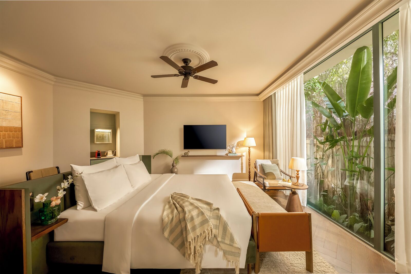 Deluxe kamer, 1 kingsize bed | Een kluis op de kamer, verduisterende gordijnen