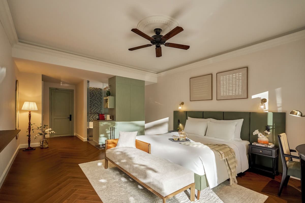 Suite, Garden View, Corner | 1 bilik tidur, peti besi dalam bilik, langsir/tirai gelap terus