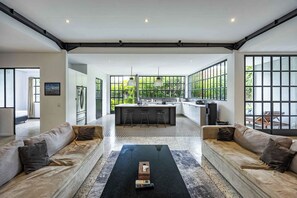 Smart TV, stereo - Spacious Modern 3BR Canggu Villa Enclosed AC Living Walk To Berawa Beach (Kabupaten Badung)