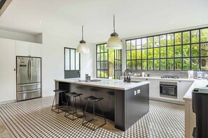 Réfrigérateur, micro-ondes, plaque de cuisson, cafetière/bouilloire