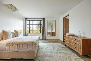 3 habitaciones, caja de seguridad en la habitación y escritorio 