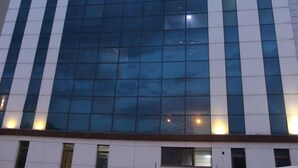 Un edificio moderno con un letrero que dice "PASHA SUIT" en la parte superior.