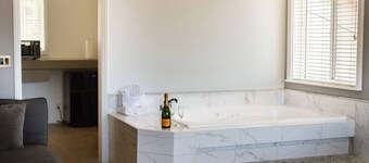 "Sweet Suite" Hotel Suite with AC/Heating & Indoor Jetted Tub