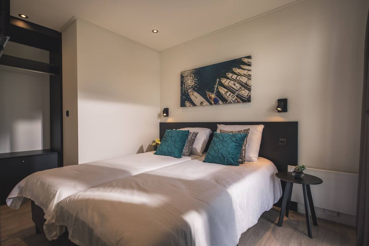 8 habitaciones, muebles diferentes y ropa de cama