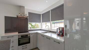 Fridge, oven, dishwasher, coffee/tea maker