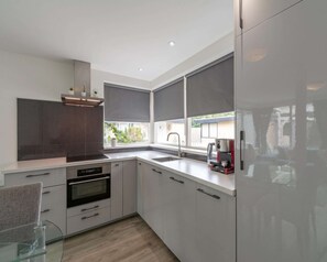 Fridge, oven, dishwasher, coffee/tea maker