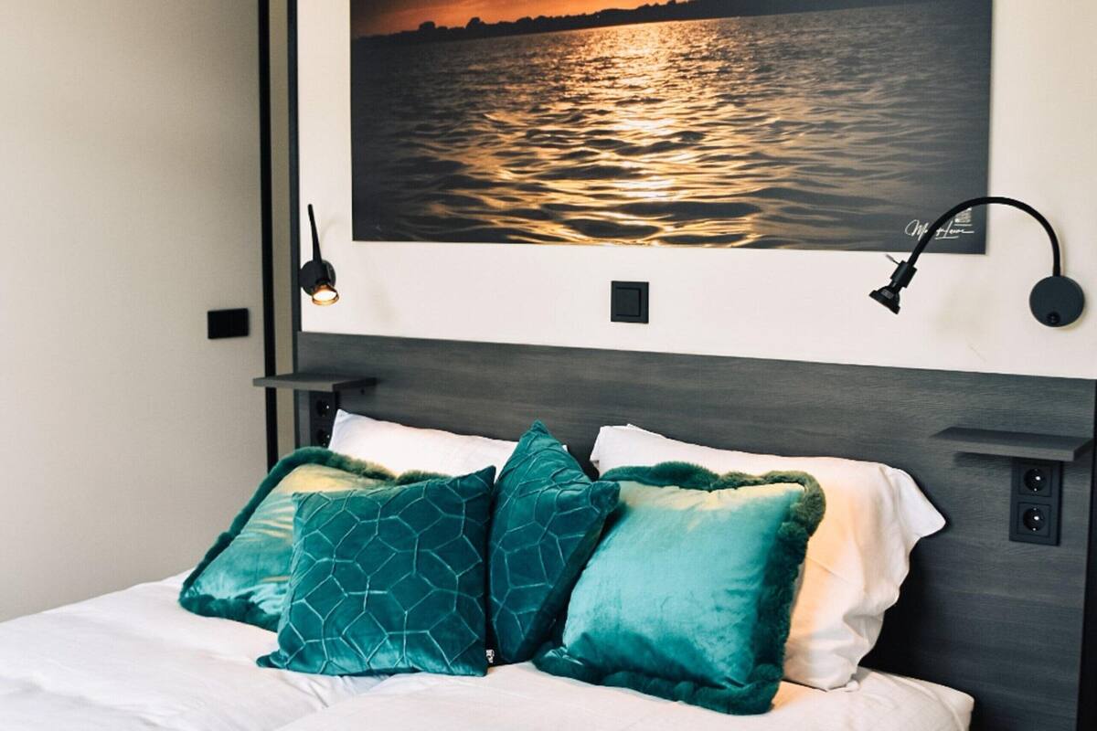 5 habitaciones, muebles diferentes y ropa de cama