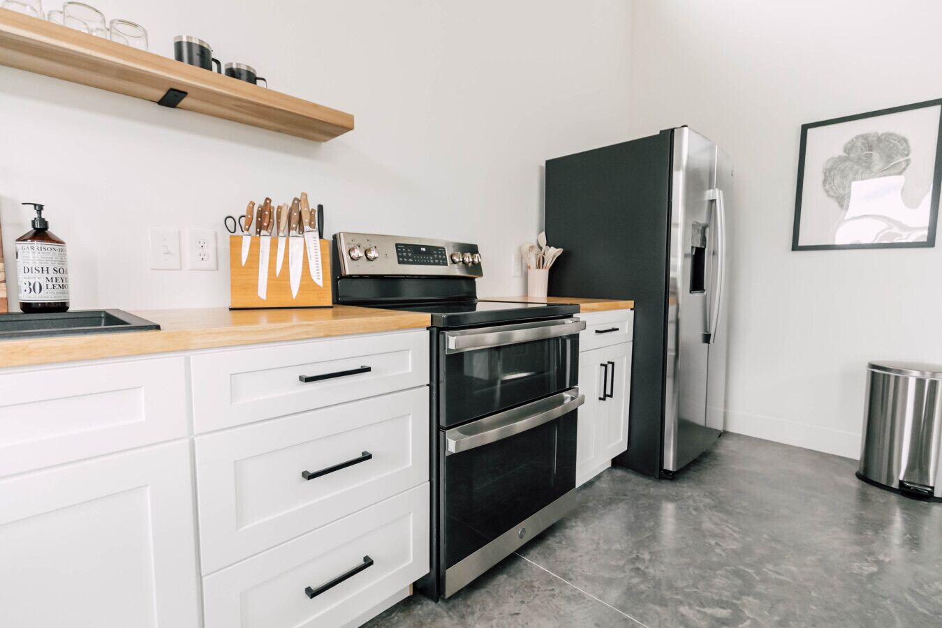 Fridge, oven, stovetop, coffee/tea maker