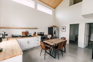 Frigorifero, forno, piano cottura, macchina per tè/caffè