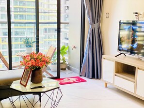 Căn hộ tiện nghi đơn giản, 1 phòng ngủ, ban công, quang cảnh thành phố | Khu phòng khách