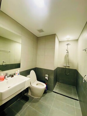 Căn hộ tiện nghi đơn giản, 1 phòng ngủ, ban công, quang cảnh thành phố | Phòng tắm | Dép đi trong nhà