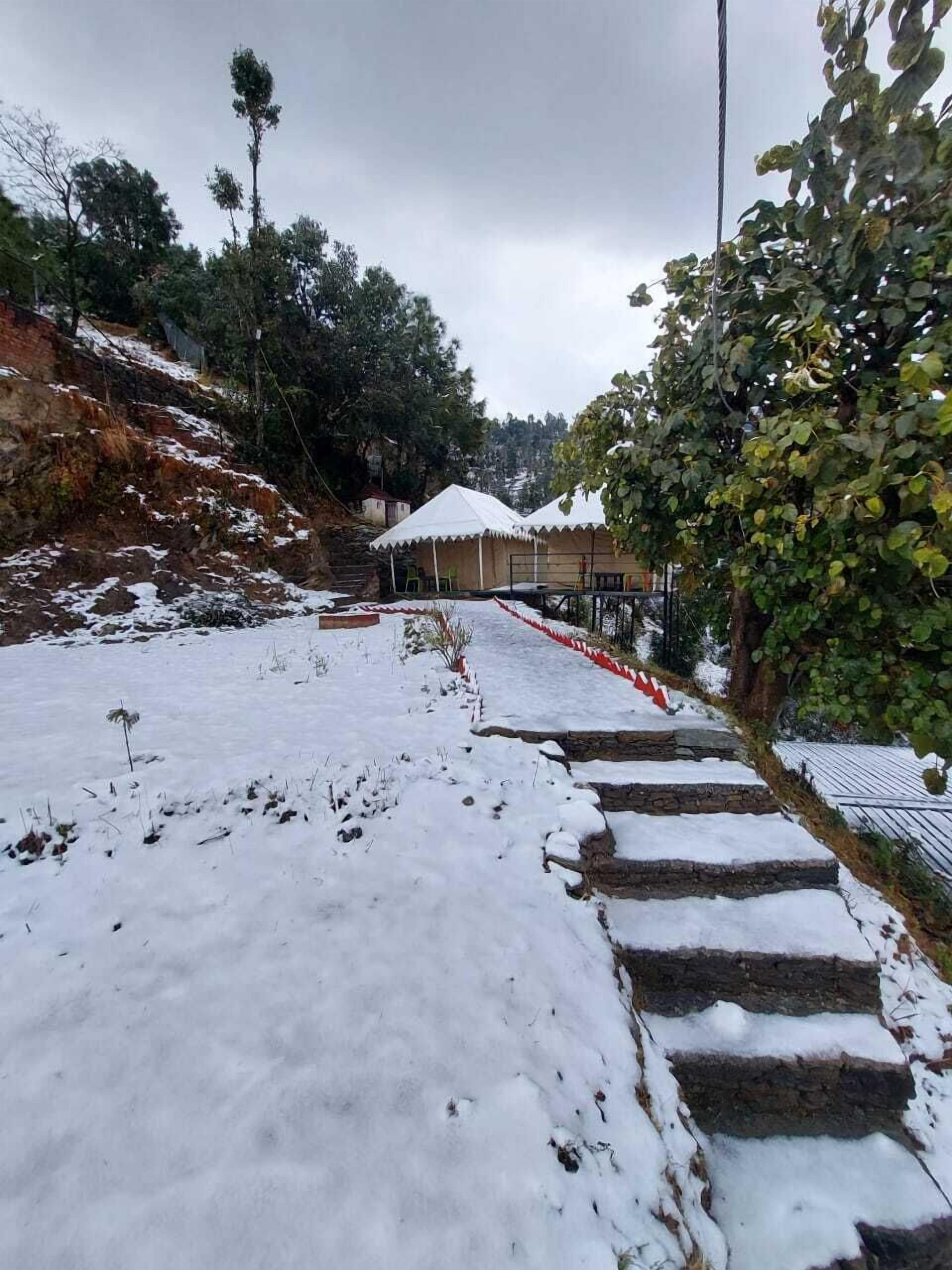 Vista frontal de la propiedad
