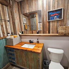 Sèche-cheveux, serviettes fournies, savon, papier toilette