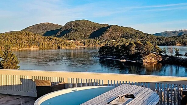 A pool area with a view of a lake and mountains. - 6 Person Holiday Home in Hosteland (Masfjorden)