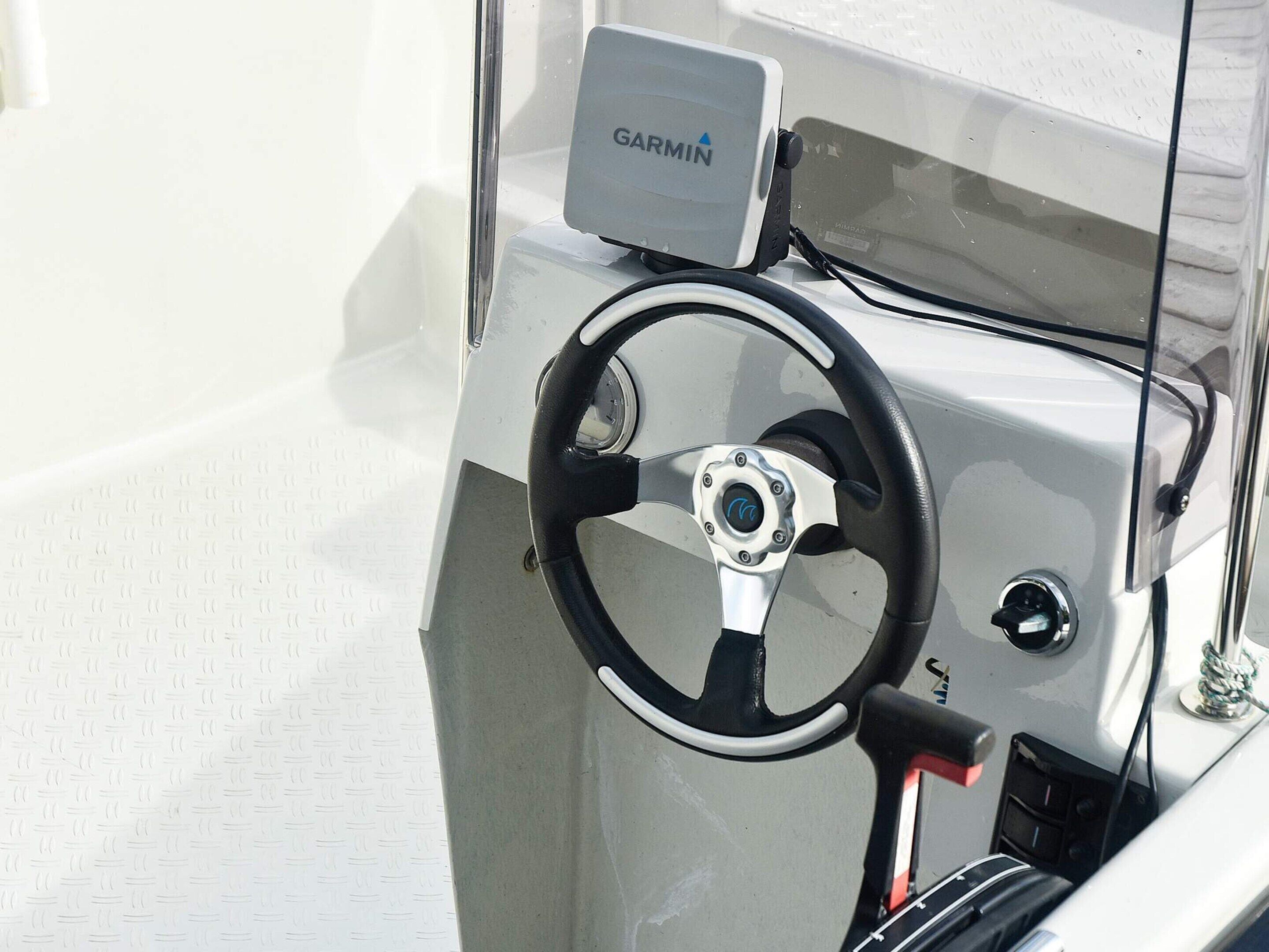 Timón de barco y dispositivo de navegación Garmin.